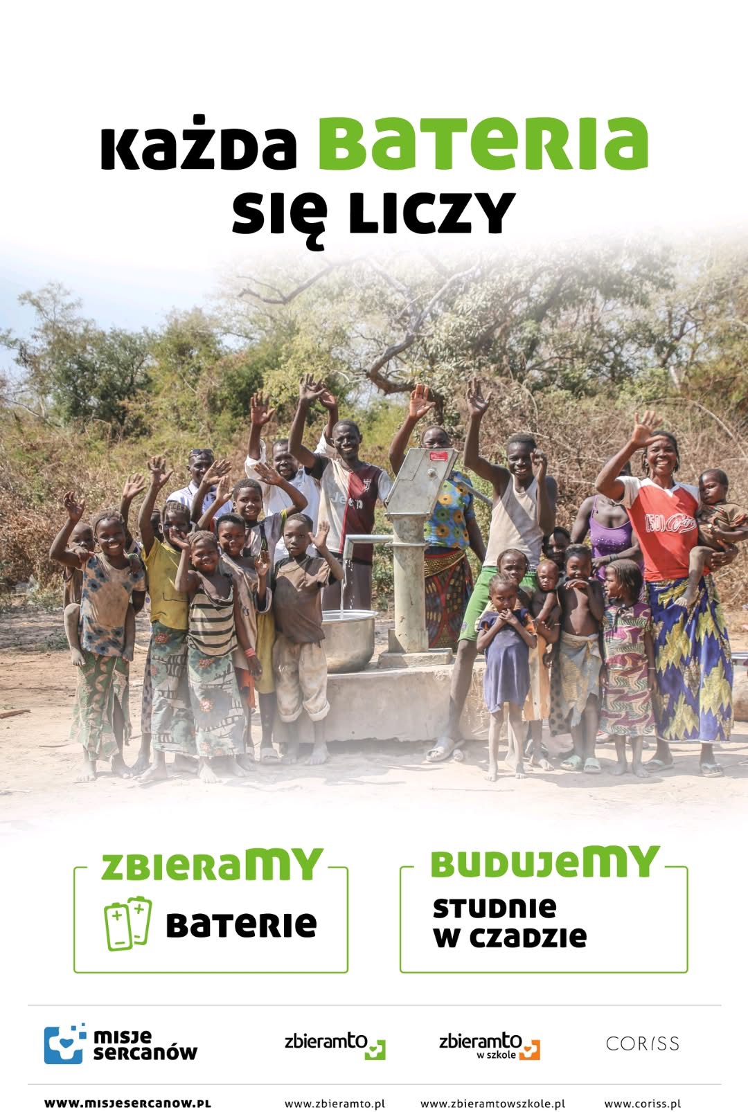 plakat przedstawiający grupę ciemnoskórych osób, dorosłych i dzieci, machających uśmiechających się, pozujących do zdjęcia. Na plakacie widnieje napis "każda bateria się liczy", załączone są informacje dotyczące zbiórki baterii "zbieramy na studnie w Czadzie", "zbieramy baterie", na dole plakatu wypisani są organizatorzy akcji.