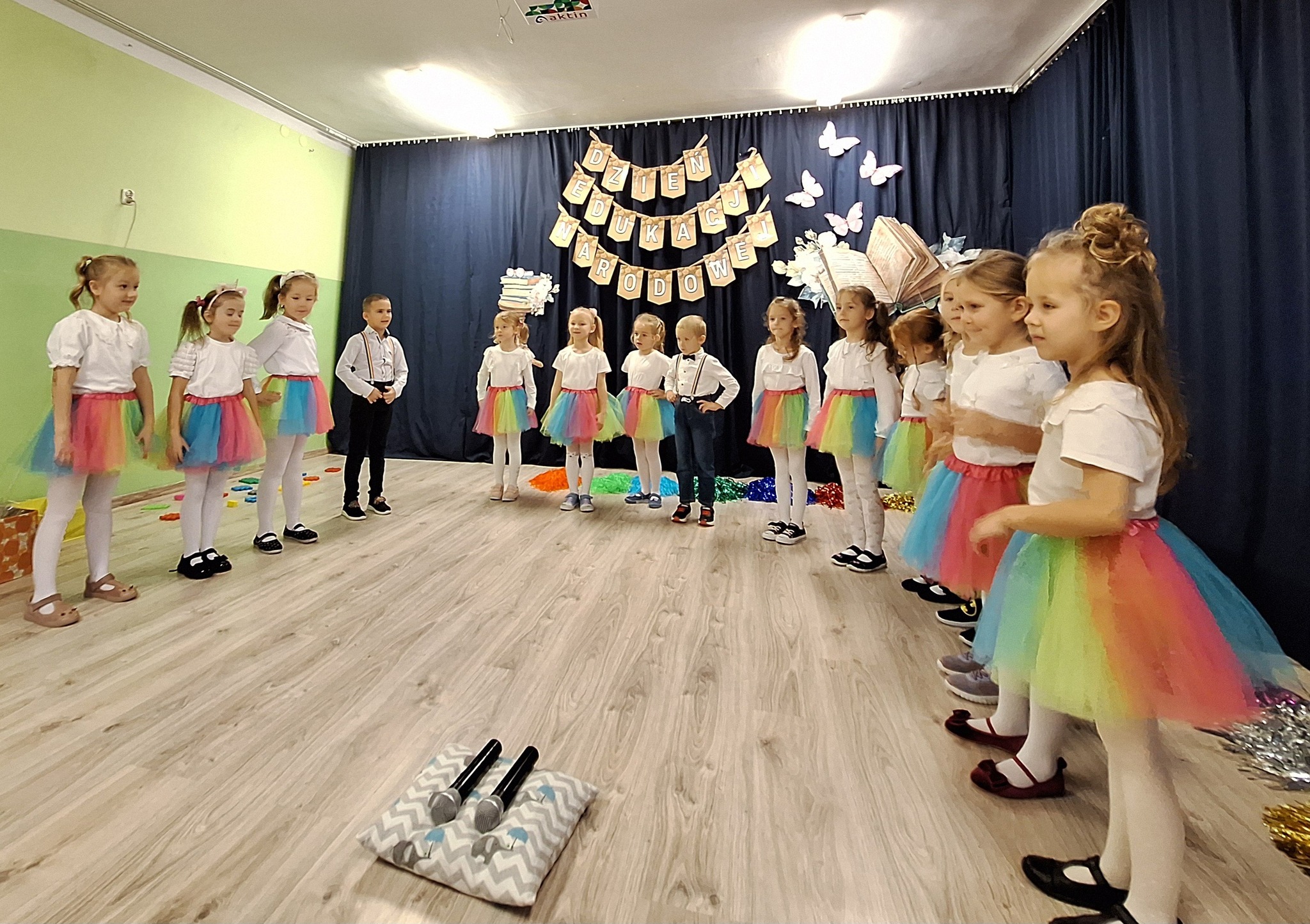 stojące dzieci podczas występu w kolorowych strojach