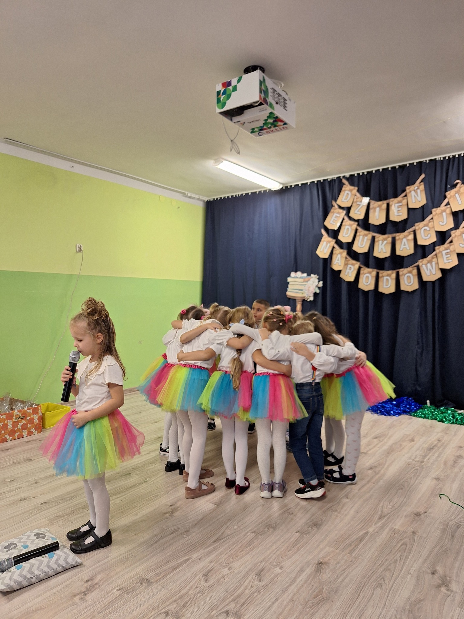 dzieci w kolorowych strojach