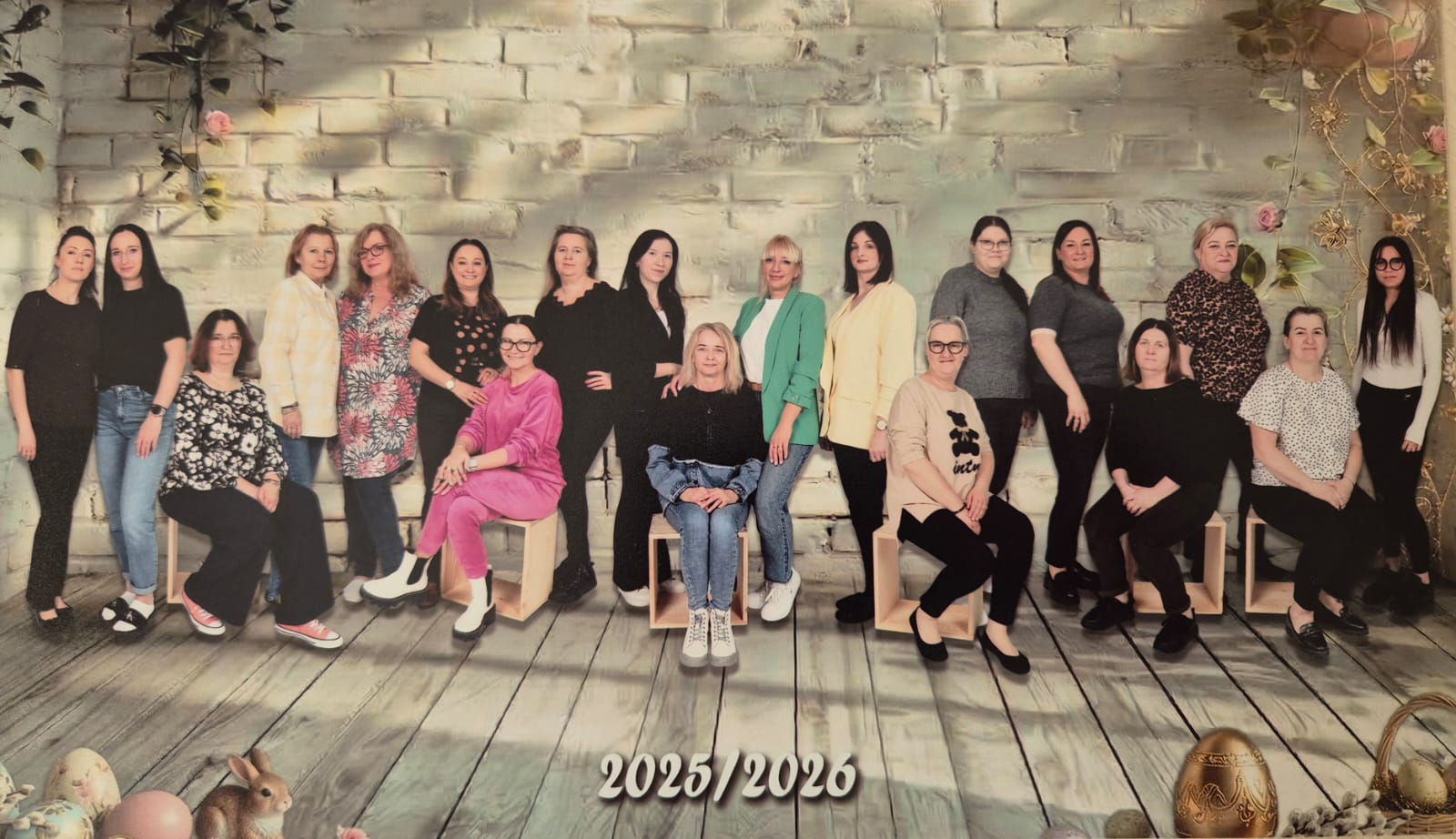 kilkanaście kobiet pozujących do zdjęcia. Kobiety uśmiechają się , 