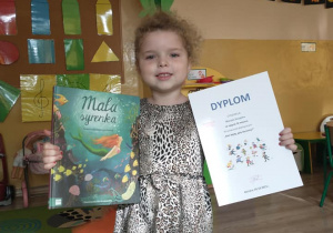 Dziewczynka trzyma dyplom