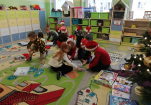 Dzieci otwierają prezenty