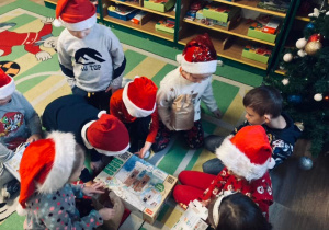 Dzieci otwierają prezenty.