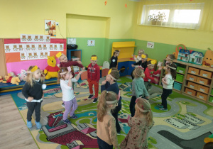 dzieci tańczą.
