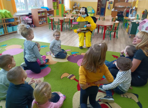 Wizyta pszczółki z Biblioteki Dla Dzieci i Młodzieży z Łęczycy w grupie ,,Żabek”.