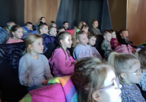 Dzieci z uwaga oglądają przedstawienie.