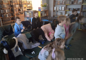 Dzieci słuchają prezentacji