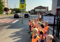 dzieci oglądają znaki drogowe