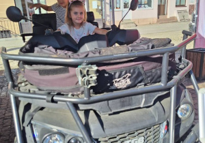 Dwie dziewczynki siedzące na wojskowym kładzie