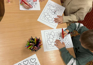 Dzieci kolorujące walentynkowe obrazki