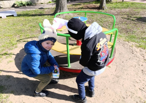 Chłopcy szukający czekoladowych jajek