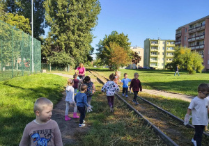 Dzieci w rękawiczkach zbierają śmieci