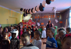 Dzieci bawią się na balu Halloween