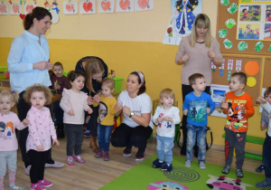 Dzieci uczestniczą w zabawach ruchowych.