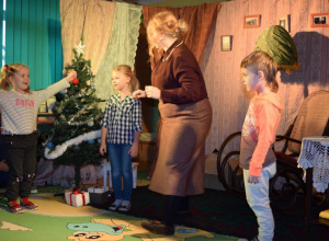 Teatrzyk pt.„Grudniowe wspomnienia Jaśminy” w wykonaniu przedstawicieli Firmy Bajki Agi.