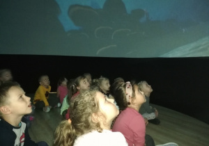 Dzieci oglądają bajkę w kopule oceanarium.