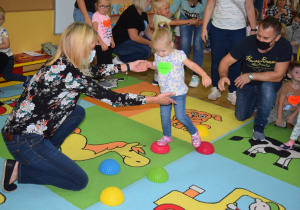Dzieci przechodzi po półkulach sensorycznych