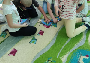 Dzieci układają kropkowe puzzle.