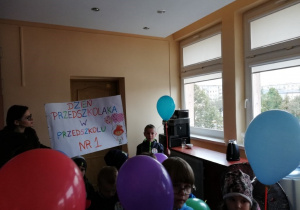 Przedszkolaki odwiedzają Urząd Miasta w Łęczycy.