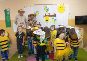 Zdjęcie grupowe Pszczółek z panem Pszczelarzem