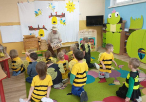 Dzieci ogladają pszczoły.