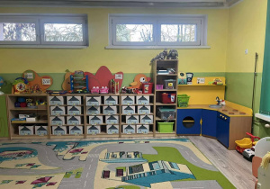 Sala grupy pszczółki, kolorwy dywan w jezdnię, kolorowe meble, kuchnia do zabawy, zabawki