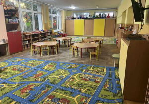 sala grupy Biedronki, na pierwszym planie stoliki z krzesłami, wokół szafki